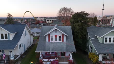 House-with-Christmas-lights-in-Hershey,-Pennsylvania