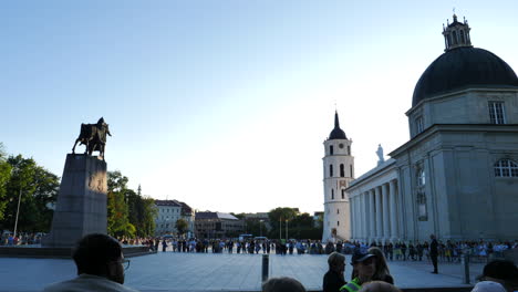 Multitud-Reunida-En-La-Plaza-De-La-Catedral-De-Vilnius-Observando-La-Llegada-De-Funcionarios-Gubernamentales-De-La-Cumbre-De-La-Otan-20223