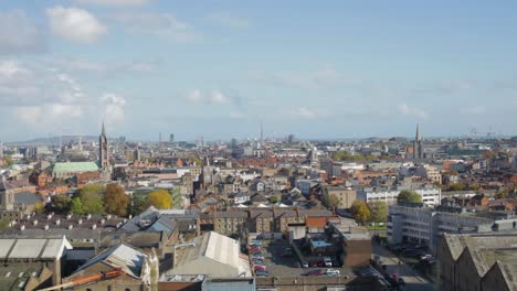 Ein-Zeitraffer-Aus-Der-Luft-Mit-Blick-Auf-Die-Dächer-Und-Die-Wunderschöne-Stadtlandschaft-Von-Dublin,-Irland,-Während-An-Einem-Sonnigen-Tag-Die-Wolken-Vorbeiziehen