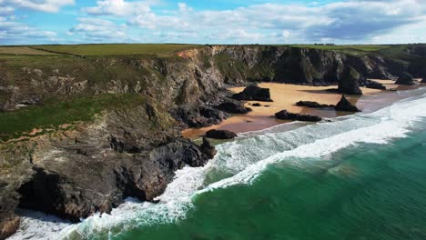 Wunderschöne-Malerische-Aussicht-über-Bedruthan-Steps-Entlang-Der-Küste-Von-Cornwall-Mit-Einer-Drohne