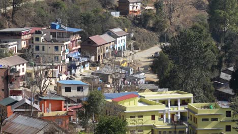 Un-Alto-ángulo-De-Vista-De-La-Ciudad-De-Markhu-Junto-Al-Lago-Kulekhani-En-Nepal