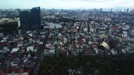 Vista-Aérea-Sobre-El-Cementerio-Sur-De-Manila,-Hacia-El-Barangay-Olympia,-En-Makati,-Filipinas