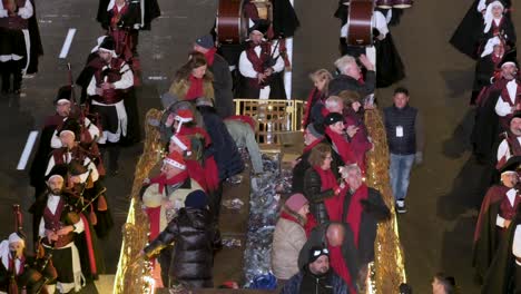 Los-Jinetes-De-Carrozas-Lanzan-Dulces-A-Los-Espectadores-Y-Familias-En-El-Festival-De-Los-Reyes-Magos,-También-Llamado-El-Desfile-De-Los-Reyes-Magos,-Un-Evento-Familiar-Que-Presenta-Carrozas-Con-Reyes-Magos,-Bailarines-Y-Obsequios-De-Dulces.