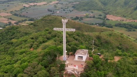 El-Hito-De-La-Cruz-De-Metal-En-Tecalitlán,-Con-Vista-Al-Valle-Agrícola.