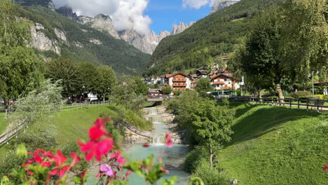 Icónico-Municipio-De-Los-Dolomitas-Con-Flores-En-Flor,-Vista-Estática