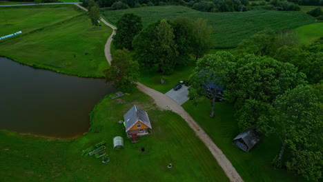 Hermoso-Paisaje-Verde-Y-Exuberante-Con-Casa-De-Campo-En-Letonia