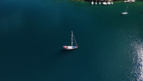 Yate-De-Vela-Anclado-En-La-Bahía-De-Tahití