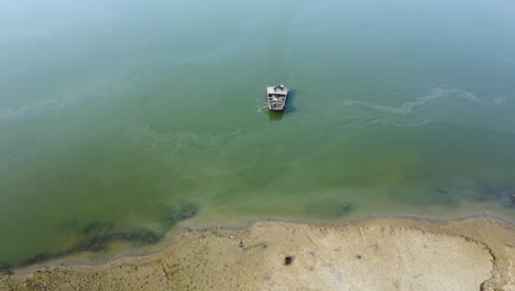 Luftaufnahme-Einer-Drohne-Von-Menschen,-Die-In-Einem-Traditionellen-Holzboot-Auf-Dem-Blauen-Chambal-Fluss-In-Morena-Dholpur-Im-Bundesstaat-Madhya-Pradesh,-Rajasthan,-Indien,-Unterwegs-Sind