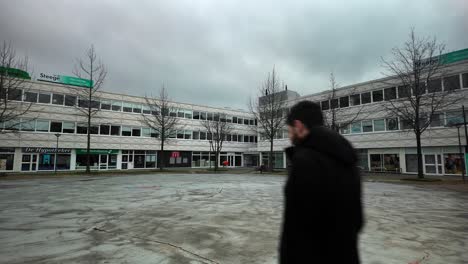 Gloomy-grey-and-white-architecture-at-Amsterdam-Noord-Buikslotermeerplein