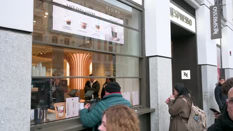 Kunden-Bestellen-Kaffee-Zum-Mitnehmen-Bei-Der-Schweizer-High-End-Marke-Und-Weltmarktführerin-Für-Kaffeekapseln-Nespresso-Store