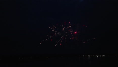 Drohnenaufnahme---Feuerwerk-Am-Fluss