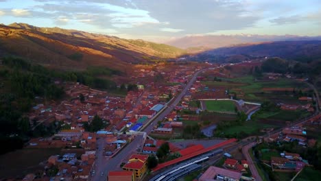 Atemberaubende-Schönheit-Des-Poroy-Distrikts-In-Peru-Mit-Einer-Drohnenaufnahme-Aus-Der-Luft,-Die-Sonnenbeschienene-Hügel-Und-Eine-Malerische-Landschaft-Zeigt