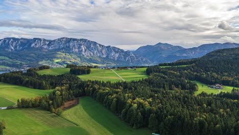 Zeitraffer-Drohnenaufnahme-über-Der-Ländlichen-Natur-Am-Attersee,-Herbsttag-In-Österreich