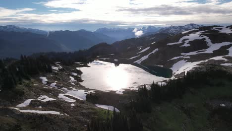 Reflejo-De-Los-Lagos-Alpinos-De-Montaña-En-Canadá