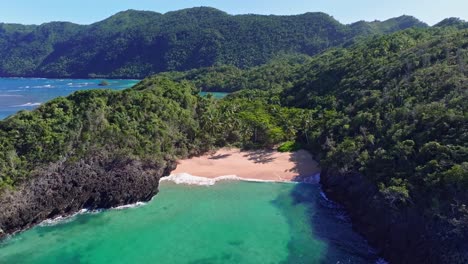 Abgeschiedener-Unberührter-Tropischer-Karibischer-Strand-In-Einer-Von-Dschungel-Umgebenen-Bucht