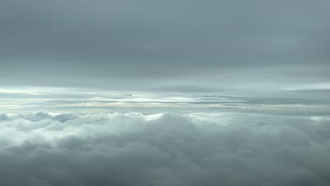 Wolkenlandschaft-Aus-Der-Perspektive-Einer-Flugzeugkabine,-Die-über-Einen-Bewölkten-Winterhimmel-Fliegt.-Viele-Wolken
