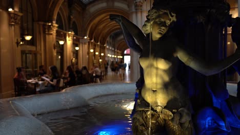 Estatua-De-Bronce-De-Una-Mujer-Joven-En-La-Fuente-Del-Pasaje-Ferstel.