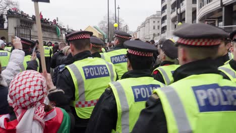 Wütende-Demonstranten-Drängen-Sich-Um-Die-Polizei,-Als-Eine-Frau-Bei-Einem-Protest-In-Palästina-Festgenommen-Wird