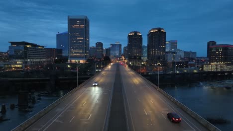 Puente-De-Manchester-Entrando-Al-Centro-De-Richmond-Por-La-Noche