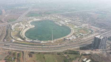 Rajkot-Atal-See-Drohnenansicht-Viele-Verschiedene-Ashok-Chakra-Und-See--Und-Gartenansicht-Von-Vielen-Verschiedenen-Orten,-Rajkot-Neue-Rennstrecke,-Atal-Sarovar