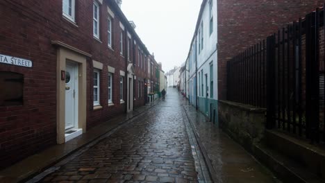 Menschen-Spazieren-Durch-Die-Ruhigen-Straßen-Von-Whitby,-Einem-Verschlafenen-Fischerdorf-An-Der-Küste-Von-Yorkshire-In-England