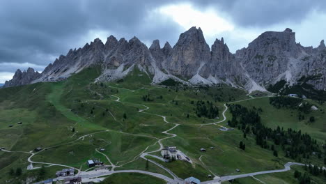 Iconic-Dolomite-mountain-peaks-on-cloudy-day,-aerial-fly-forward-view