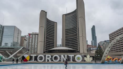 Gente-En-La-Plaza-Nathan-Phillips-En-Toronto,-Canadá