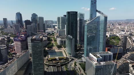 Modern-La-Defense-Parisian-business-district-in-Paris,-France