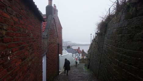 Menschen-Spazieren-Durch-Die-Ruhigen-Straßen-Von-Whitby,-Einem-Verschlafenen-Fischerdorf-An-Der-Küste-Von-Yorkshire-In-England