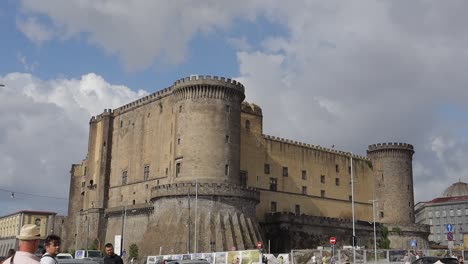 Prächtiges-Neues-Schloss,-Italienische-Mittelalterliche-Küstenfestung,-Rathausplatz,-Weitwinkel