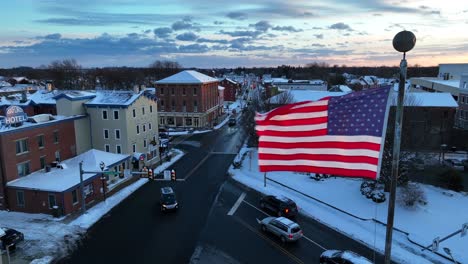 Wehende-Amerikanische-Flagge-über-Einer-Kleinen-Amerikanischen-Stadt-Im-Winter