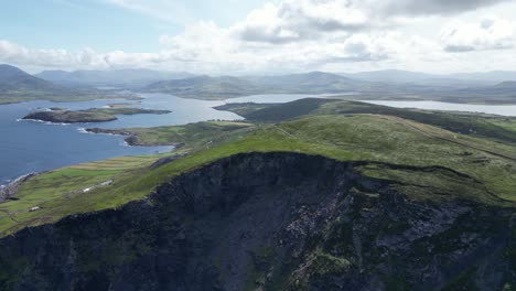 Montaña-Y-Acantilados-De-Geokaun-En-La-Isla-Valentina,-Irlanda,-Que-Muestran-Paisajes-Exuberantes-Y-Vistas-Costeras,-Vista-Aérea