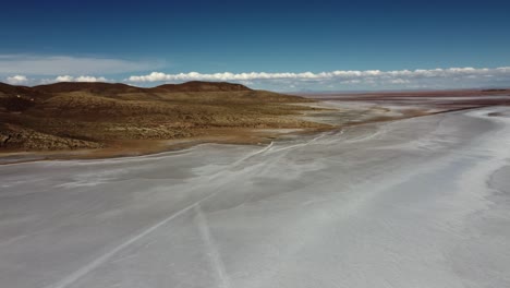 Flyover-vast-high-altiplano-landscape-at-Uyuni-salt-flat-lake,-Bolivia