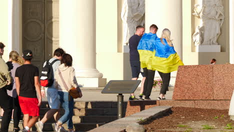 Grupo-De-Adultos-Jóvenes-Con-Bandera-De-Ucrania-Durante-La-Cumbre-De-La-OTAN-En-Vilnius,-En-La-Capital-De-Lituania.