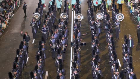 Se-Ve-Una-Banda-De-Música-En-El-Desfile-De-Los-Reyes-Magos,-También-Conocido-Como-El-Desfile-De-Los-Reyes-Magos.