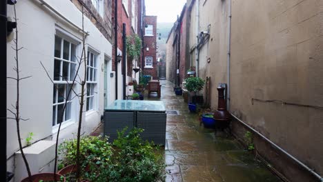 Gente-Caminando-Por-Las-Tranquilas-Calles-De-Whitby,-Un-Tranquilo-Pueblo-De-Pescadores-En-La-Costa-De-Yorkshire,-Inglaterra.