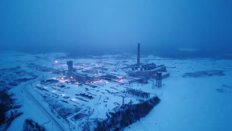 Creciente-4k-Drone-Clip-Hora-Azul-Mañana-Brumoso-Neblina-Nevando-Valle-Industrial-Invierno-ártico-Níquel-Carbón-Metal-Recursos-Naturales-Central-Eléctrica-Mina-En-El-Centro-Del-Norte-Northern-Thompson-Manitoba-Canadá