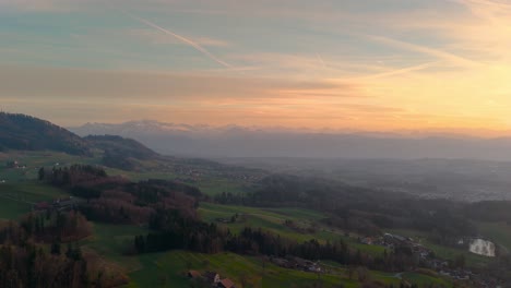 Vuelo-Con-Drones-Sobre-Un-Paisaje-Montañoso-Al-Atardecer-En-El-Cantón-De-Zúrich