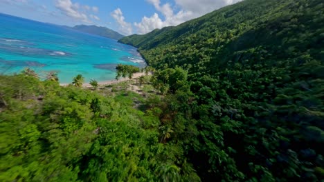 FPV-Aufnahme-Von-Playa-Ermitaño-In-Samana,-Dominikanische-Republik