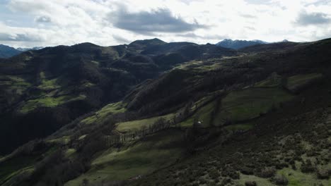 Volando-Sobre-Un-Exuberante-Valle-Verde-En-La-Cordillera-De-Picos-De-Europa