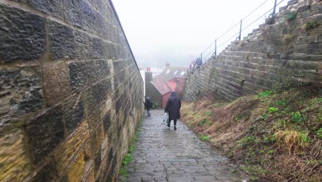 Menschen-Spazieren-Durch-Die-Ruhigen-Straßen-Von-Whitby,-Einem-Verschlafenen-Fischerdorf-An-Der-Küste-Von-Yorkshire-In-England