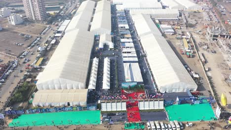 Rajkot-Luftbild-Drohne-Industrie-Expo,-Wo-Viele-Kuppeln-Und-Viele-Parkplätze-Für-Vierräder-Und-Fahrräder-Sichtbar-Sind