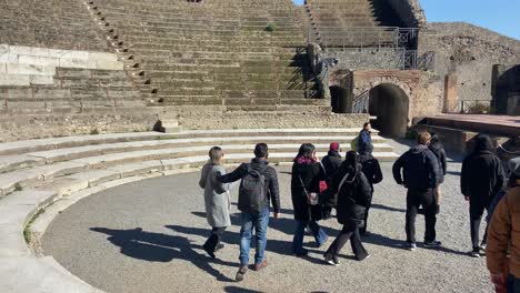 Führung-Durch-Ein-Römisches-Theater-In-Der-Archäologischen-Stadt-Pompeji