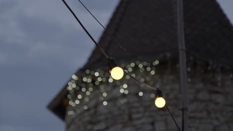 Luces-Decorativas-Colgadas-Para-Una-Boda-Elegante,-Al-Fondo-Más-Luces-En-El-Techo