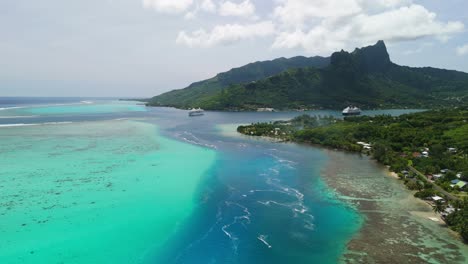 Cruise-ships-anchored-on-Moorea-island-in-French-Polynesia