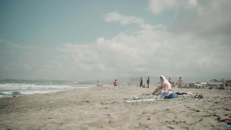 Frau-Beim-Sonnenbaden-Am-Strand-Von-La-Union-Auf-Den-Philippinen