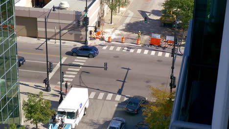 Intersección-Con-Obras-Viales-En-West-Loop-Chicago-Con-Tráfico-Detenido-Regulado-Por-Semáforos