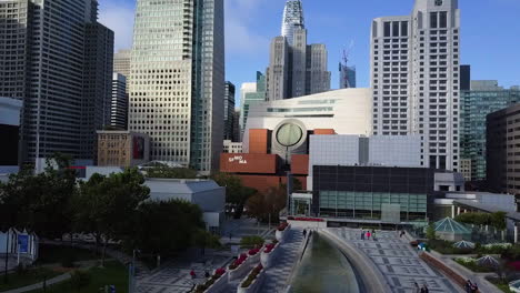 Aerial-view-in-front-of-the-San-Francisco-Museum-of-Modern-Art,-in-California,-USA