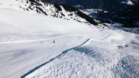 Ein-Skifahrer-Fährt-Einen-Schönen-Hang-Hinunter-Und-Wird-Von-Der-Kamera-Verfolgt