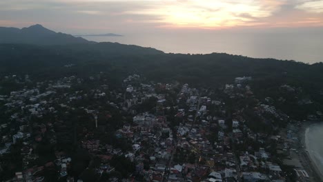 Antena-De-Sayulita-Riviera-Nayarit-Puerto-Vallarta-Al-Atardecer-Viaje-Destino-De-Vacaciones-Océano-Pacífico-Mar-Y-Montañas-Paisaje-México-Drone-Mexicano